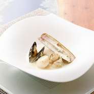 スープの中に魚介の旨みが溶け込んでいる『魚介のブルゴーニュ』※画像は一例です。