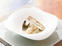 スープの中に魚介の旨みが溶け込んでいる『魚介のブルゴーニュ』※画像は一例です。