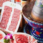 北京で愛される老舗の味を気軽にお楽しみいただけるカジュアルなコースです。羊と牛赤身の2種のお肉に加え野菜、板春雨を揃えました。冷菜は『鶏肉山椒油掛け』『牛血管のマーラー和え』から1品をお選び頂けます。