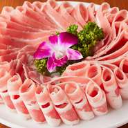 毎日お店で手切りする生ラム肉は、3種の部位をご用意しています。なめらかな舌触りと、豊かで新鮮な味わいをお楽しみください。