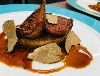 シェフのスペシャリテ！『フォワグラの厚切りステーキ　季節のフルーツや野菜と共に…ソースペリグー』