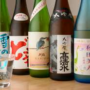 お店では秋田のオススメ日本酒をピックアップ。味わいや香りなど、それぞれ個性の異なる日本酒から、自分に合った日本酒を探してみるのも一興です。