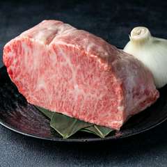 赤身と脂身のバランスを考慮し何度でも味わいたくなる肉を厳選