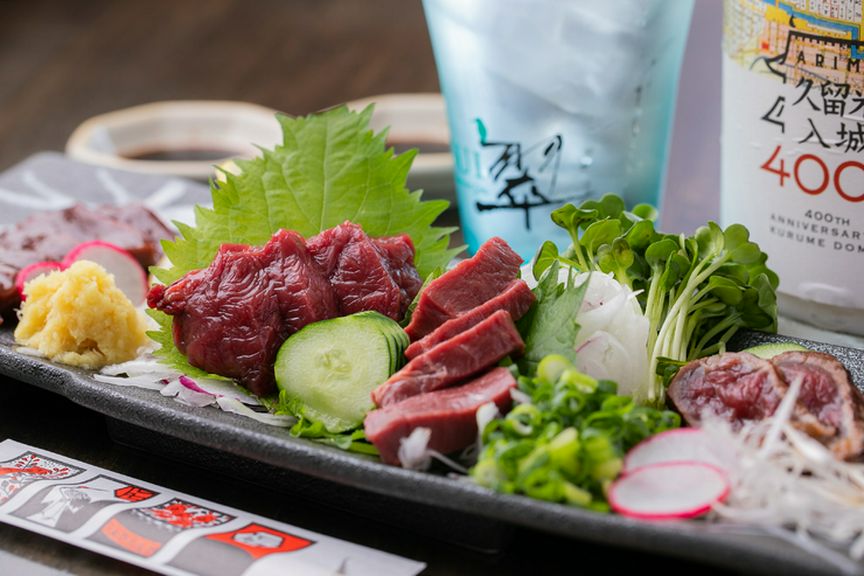 フレッシュな馬肉の多彩な部位を味わう『馬刺し盛り合わせ4点』