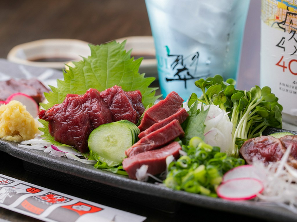 フレッシュな馬肉の多彩な部位を味わう『馬刺し盛り合わせ4点』
