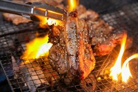 甘めでこっくりとした自家製だれを絡め、備長炭で焼く『名物 骨付きカルビ(タレ/ねぎ塩)』