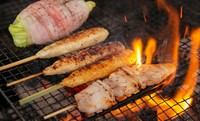 ジューシーでふんわり柔らかい、食べ応えも抜群な『名物 手こね生つくね(タレ/塩)』