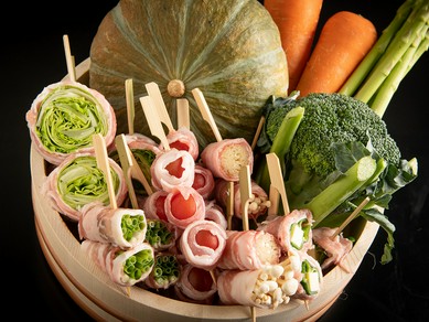 農園から届くみずみずしい旬菜と豚肉のコラボを楽しむ『野菜肉巻き串』