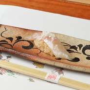 五感で愉しめる鮨は、旬の魚介を一番美味しい状態でご提供致します。厳選食材からつくる鮨と天ぷらを併せたコースをご堪能ください。