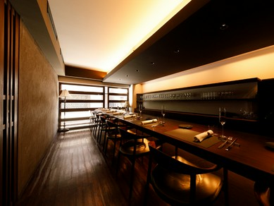 シェフが細部までこだわった空間で、ゆっくりフレンチを楽しむ