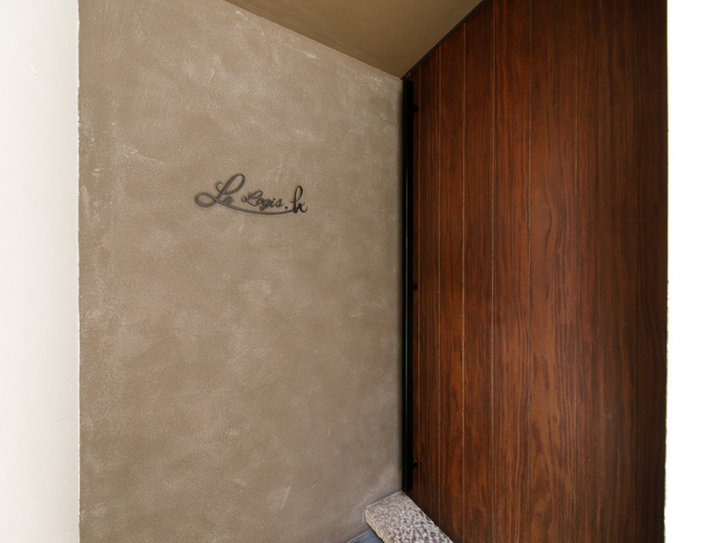 繁華街の中にある落ち着いた雰囲気のフレンチレストラン