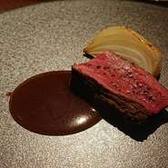 黒毛和牛は宮崎産など、その時に一番いいものを全国から仕入れています。肉はグリルで焼き色を付け、そのあとオーブンでこんがり焼き上げる。ソースは牛、豚、鶏の3種類の肉からとっただしをブレンドしたものです。