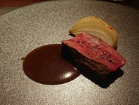 グリルで焼き色をつけ、オープンでこんがり仕上げる『黒毛和牛フィレ肉のグリル』