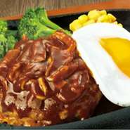 たっぷりのデミグラスソースをかけたハンバーグに目玉焼きの君を絡めて召し上がれ。
