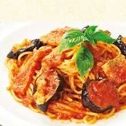 酸味・甘味・真っ赤な色のバランスを整えた特製トマトソースがごろっとなすとベーコンに絡まる絶品パスタです。