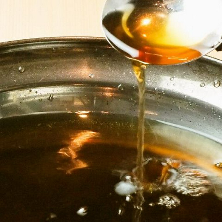 新作の博多あごだし醤油もつ鍋(長崎県産の焼きあご使用)