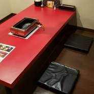 こだわり抜いた味わいを追求しながらも、肩肘張らない居心地の良さが、お店の魅力のひとつ。一緒にお肉を焼きながら、お酒を楽しめば二人の距離もぐっと身近になるはず。