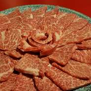 品質管理を徹底的に行っており鮮度抜群。肉を口に運ぶと濃厚な風味があるのが特徴。食感も楽しめ、お酒や白飯に合う一品となっています。