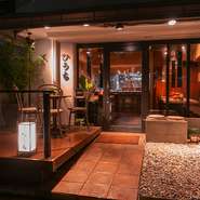 焼肉のイメージとひと味異なる、開放的でモダンなデザインの店内。外観からもお店のオシャレな印象が伺えます。非日常のなかに遊び心も散りばめた空間では、リラックスして焼肉に没頭できそうです。