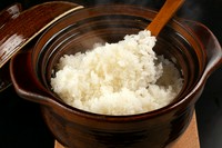 コースの締めくくりにはふっくら炊き上げた土鍋ご飯を用意。お米は焼肉に合わせて特別にブレンド。焼肉との相性は言わずもがな。締めくくりの逸品も好きなスタイルで楽しめます。