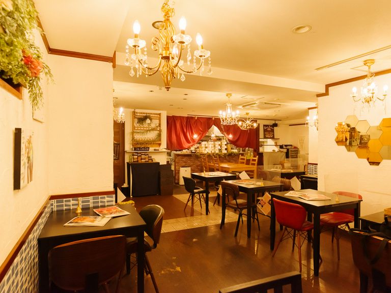 シャンデリア煌めく、オシャレなカフェダイニング