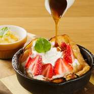 カフェだけあって、スイーツが充実しているのも魅力。注文が入ってから焼き上げてくれるアツアツの『特製フレンチトースト』や『自家製アップルパイ』の上には、冷たいアイスがのっています。