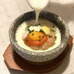 「背徳のギルティライス」が石焼になってパワーアップ！アツアツの器にチーズをたっぷり回しかけ、具材とお米を混ぜ合わせてどうぞ！めんたいバター、ベーコンバジルピザ、ペッパービーフの3種類から選べます！