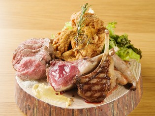 厳選した肉を使ってつくる、ボリュームたっぷりの肉料理