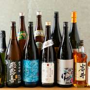 全国の季節限定酒が常に10種類以上並びます。四季折々の魚介や野菜を使った【酒場くにかげ】の料理に合うのは、純米酒などのさっぱりとした銘柄。なくなれば随時入れ替わるため、来店する楽しみも増えます。