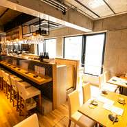 落ち着いた雰囲気の中、季節感溢れる料理や日本酒をたしなむ大人女子の集まりにお誂え向き。好きな料理をシェアしつつ、ゆっくりと友人と語り合う素敵な時間を過ごしませんか？