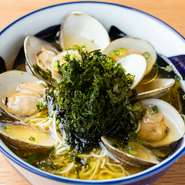 〆にぴったりな「そば」にも、魚介のおいしさがしっかりと感じられます。スープは、はまぐりをベースに鶏・魚介をブレンド。風味豊かな岩のりもトッピングされた一杯に、心がほっと安らぎます。