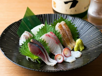 豊洲に並ぶ旬魚を食べ比べできる『刺身5点盛り』