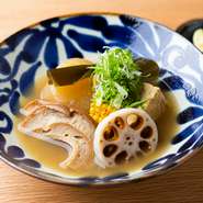 要となるのは、鯛の「おかしら」から丁寧に引いた「だし」。野菜や練り物など食材から出るおいしさが重なることで、滋味深い味わいを醸し出しています。中盤は、添えられた酢橘で味変を楽しむのも一興。
