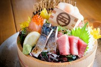 生本マグロと旬の鮮魚刺し盛り 3点