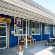 温かいものと冷たいものを表現したという店名通り、メニューは『ホットドック』と『かき氷』の2つを展開。コーヒーと共に充実の時間を過ごせます。日本とアメリカのミックスカルチャーが息づく沖縄ならではの一軒。