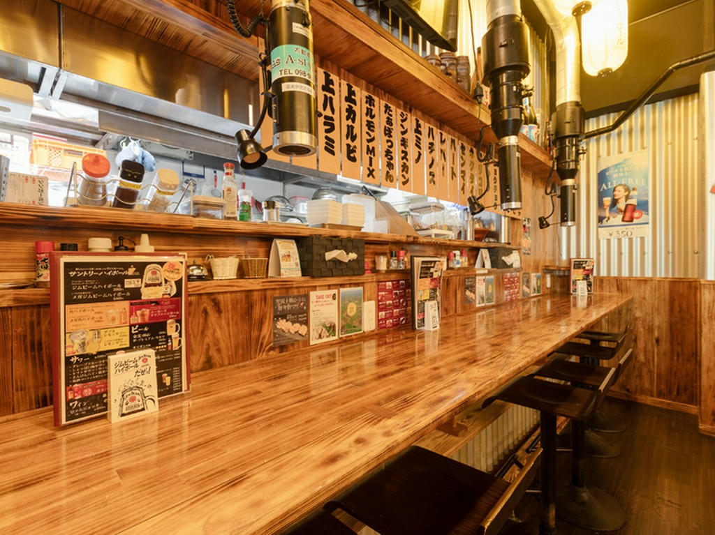 居酒屋を思わせるカウンター席は、おひとり様にぴったり