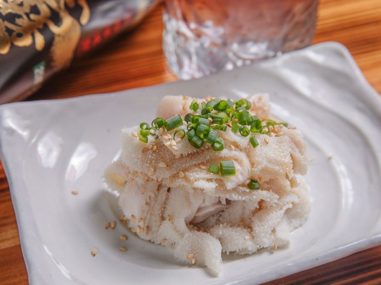 コリコリした歯ごたえがたまらない！丁寧な仕事が光る『センマイ刺し』