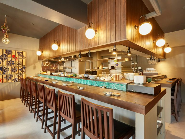 スタッフとの会話も楽しめるカウンターは特等席