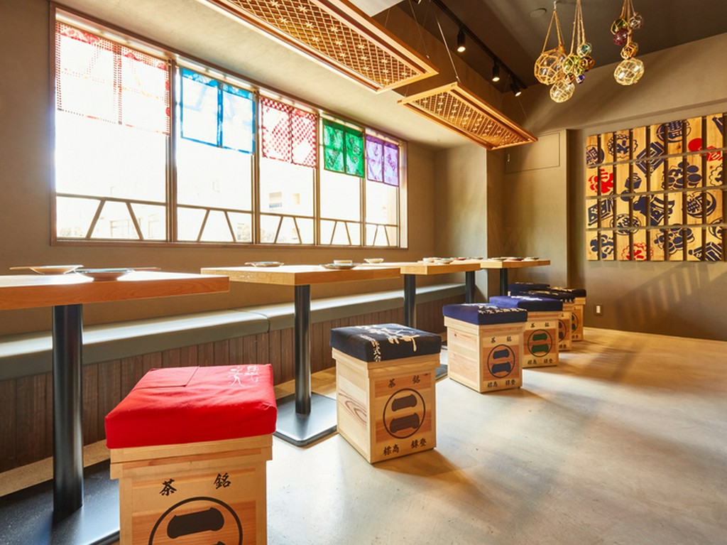 少人数でもグループでも対応可能なテーブル席