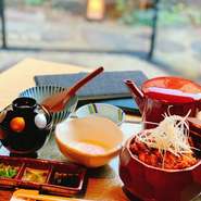 職人の手で一羽一羽捌いた奥三河鶏を備長炭でじっくり焼き上げた当店自慢の『かしわ』を櫃まぶし風にお召し上がりいただける新名古屋名物です。
