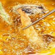 食材たちが天ぷらへと生まれ変わる黄金色の油。ごま油と綿実油をミックスした揚げ油を使用。カラりと香ばしく、つい次のひと口が食べたくなる口当たりの軽さが特徴です。