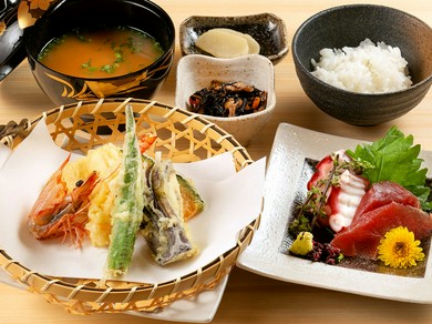 お昼どきを贅沢に『天ぷらランチ』
