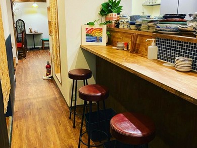 カウンター席も5席完備。一人様からでも安心してご来店ください