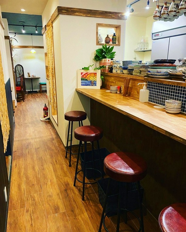 カウンター席も5席完備。一人様からでも安心してご来店ください