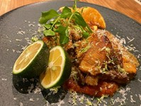 国産100%牛すじを自家製醤油だれと白味噌で煮込んでいます。