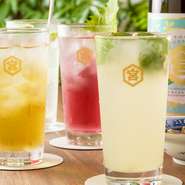 三重県で作られている甲類焼酎です。
まろやかな味わいでクセのない口当たりの良い焼酎!!
チューハイには最適ですっ!
ナブラでは酎ハイをサーバーから注ぐのではなく、キンミヤ焼酎をこだわりの強炭酸で割ってます。