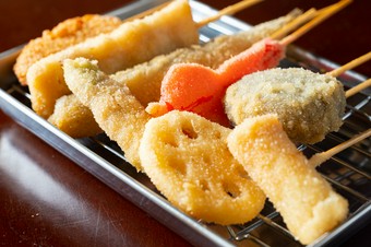 旬の魚介や野菜、牛サイコロステーキなどバラエティ豊かな【串揚げ】