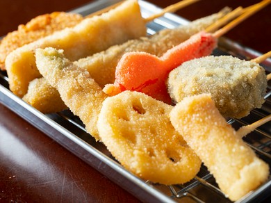 旬の魚介や野菜、牛サイコロステーキなどバラエティ豊かな【串揚げ】