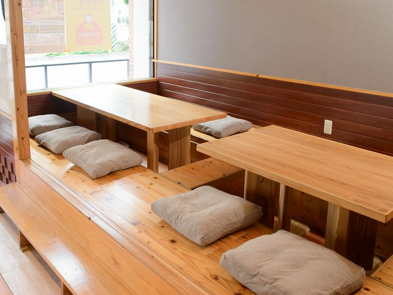 掘り炬燵もあり、ゆったりくつろぎながら食事ができる