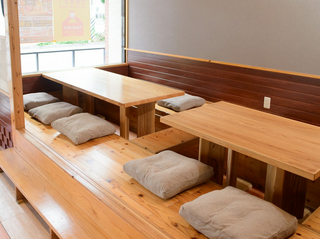 掘り炬燵もあり、ゆったりくつろぎながら食事ができる